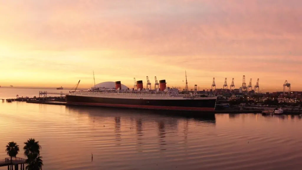 Image of the Queen Mary at sunset